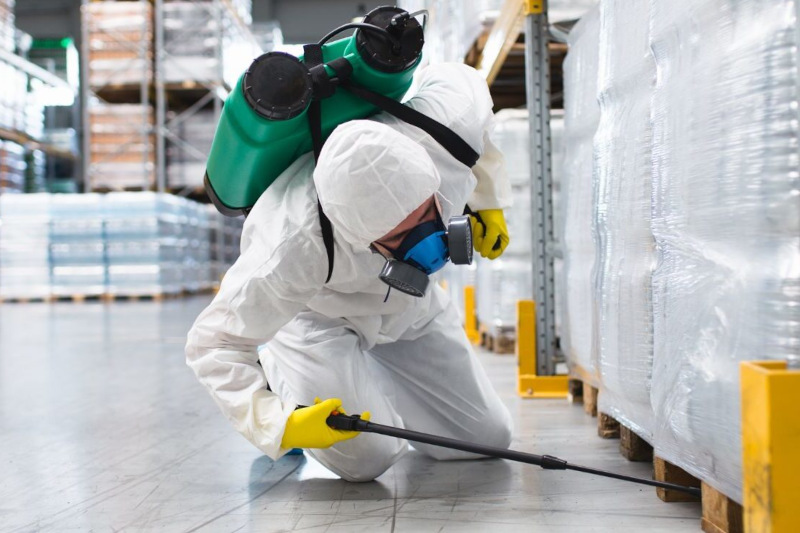 Tecnico Ecorat al lavoro